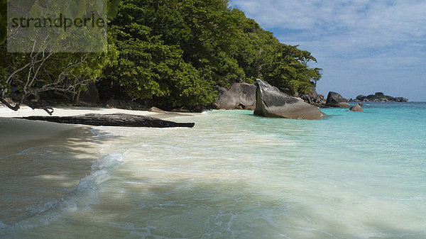 Kleine Wellen am Strand  Similan-Inseln  Granit-Inseln  Andamanensee  Indischer Ozean  Phang Nga  Thailand  Asien