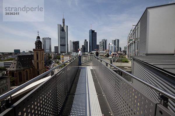 Blick auf das Bankenviertel  Commerzbank  Europäische Zentralbank  Deutsche Bank  Hessische Landesbank und die Katharinenkirche  Frankfurt am Main  Hessen  Deutschland  Europa
