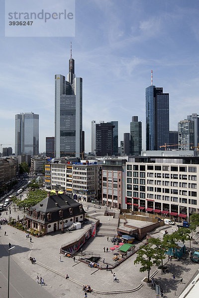 Blick auf das Bankenviertel  Commerzbank  Europäische Zentralbank  Deutsche Bank  Hessische Landesbank  Frankfurt am Main  Hessen  Deutschland  Europa