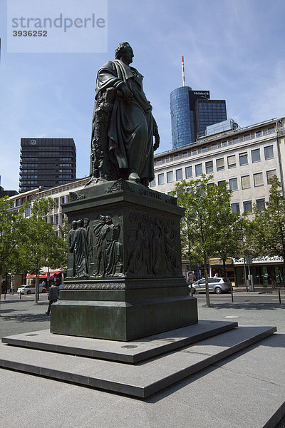 Denkmal von Goethe auf dem Goetheplatz  hinten die Hessische Landesbank  Frankfurt am Main  Hessen  Deutschland  Europa