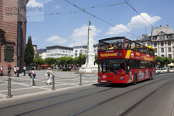 Ein Ausflugsbus fährt Touristen durch Frankfurt  Frankfurt am Main  Hessen  Deutschland  Europa