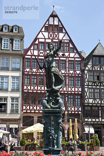 Justitia auf dem Römer mit der Waagschale in der Hand  Frankfurt am Main  Hessen  Deutschland  Europa