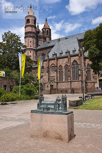 Der Wormser Dom St. Peter  der kleinste der drei rheinischen Kaiserdome  Worms  Rheinland-Pfalz  Deutschland  Europa