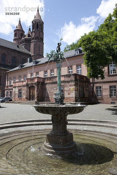 Brunnen vor dem Wormser Dom St. Peter  der kleinste der drei rheinischen Kaiserdome  Worms  Rheinland-Pfalz  Deutschland  Europa