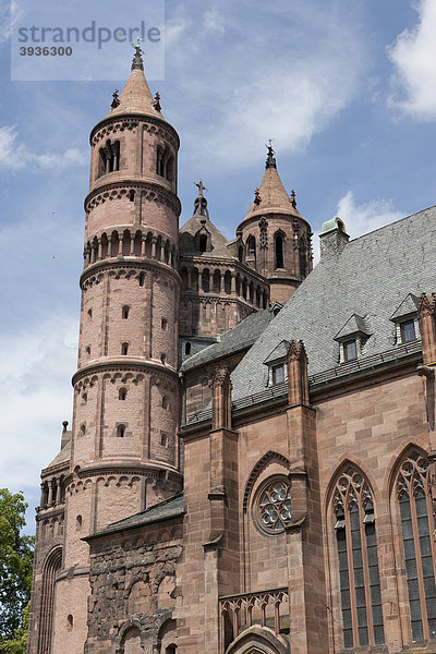 Der Wormser Dom St. Peter  der kleinste der drei rheinischen Kaiserdome  Worms  Rheinland-Pfalz  Deutschland  Europa