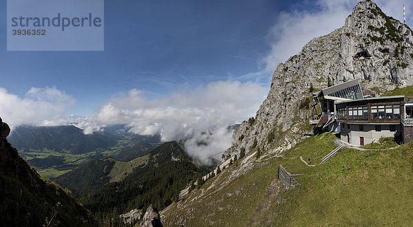 Blick auf die Allgäuer Alpen und das Bayrische Hochland  Seilbahn zum Wendelstein  Bayern  Deutschland  Europa