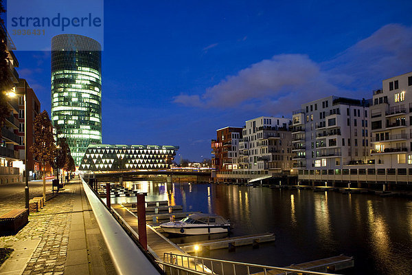 Moderne Luxuswohnungen am Westhafen mit direktem Bootsanleger und Blick auf den Westhafen Tower  Westhafenplatz  Frankfurt am Main  Hessen  Deutschland  Europa
