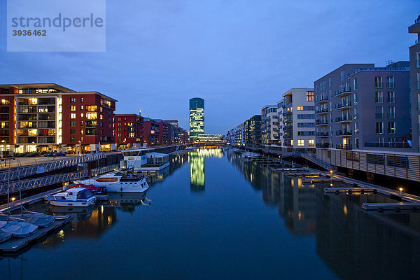 Moderne Luxuswohnungen am Westhafen mit direktem Bootsanleger und Blick auf den Westhafentower  Westhafenplatz  Frankfurt am Main  Hessen  Deutschland  Europa