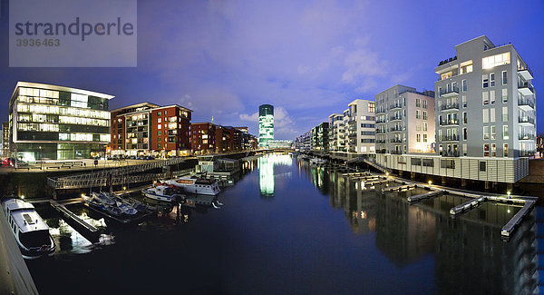 Moderne Luxuswohnungen am Westhafen mit direktem Bootsanleger und Blick auf den Westhafentower  Westhafenplatz  Frankfurt am Main  Hessen  Deutschland  Europa