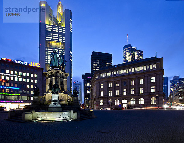 Johannes-Gutenberg-Denkmal auf dem Rossmarkt  hinten die Zentrale der Commerzbank in Frankfurt am Main  Hessen  Deutschland  Europa