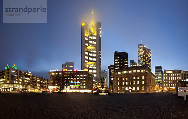 Johannes-Gutenberg-Denkmal auf dem Rossmarkt  hinten die Zentrale der Commerzbank mit der Spitze in Wolken  in Frankfurt am Main  Hessen  Deutschland  Europa