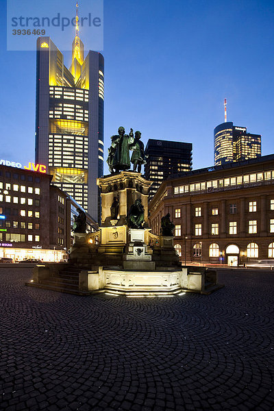 Johannes-Gutenberg-Denkmal auf dem Rossmarkt  hinten die Zentrale der Commerzbank in Frankfurt am Main  Hessen  Deutschland  Europa