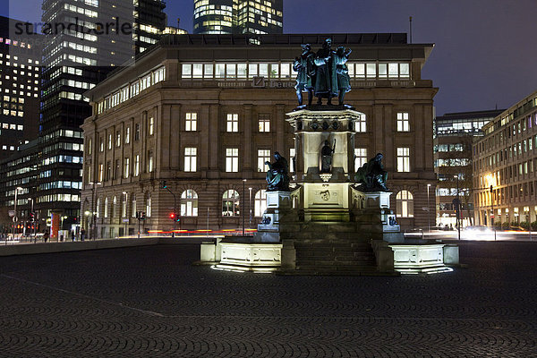 Johannes-Gutenberg-Denkmal auf dem Rossmarkt  hinten eine Filiale der Deutschen Bank in Frankfurt am Main  Hessen  Deutschland  Europa