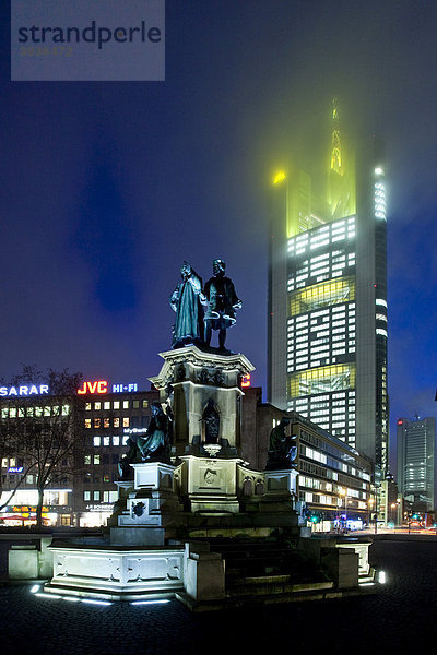 Johannes-Gutenberg-Denkmal auf dem Rossmarkt  hinten die Zentrale der Commerzbank mit der Spitze in Wolken  in Frankfurt am Main  Hessen  Deutschland  Europa
