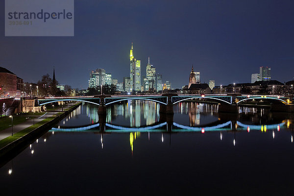 Blick auf Skyline in der Dämmerung  Commerzbank  Dom  Opernturm  Frankfurt  Hessen  Deutschland  Europa