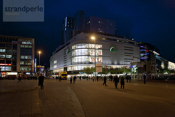 Blick auf den Kaufhof zur Weihnachtszeit  rechts die Zeil  Frankfurt  Hessen  Deutschland  Europa