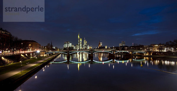 Blick auf Skyline in der Dämmerung  Frankfurt  Hessen  Deutschland  Europa