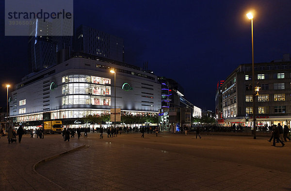 Blick auf den Kaufhof zur Weihnachtszeit  rechts die Zeil  Frankfurt  Hessen  Deutschland  Europa