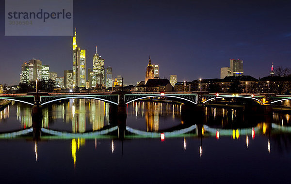 Blick auf Skyline in der Dämmerung  Commerzbank  Dom  Opernturm  Frankfurt  Hessen  Deutschland  Europa