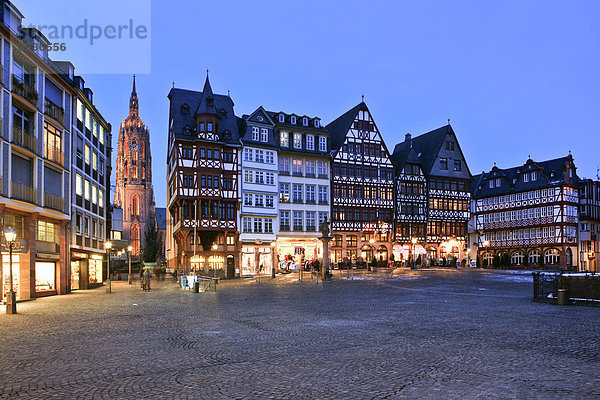 Römerberg am Abend  hinten der Kaiserdom St. Bartholomäus  Römerberg  Frankfurt am Main  Hessen  Deutschland  Europa