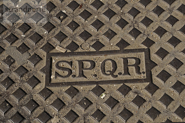 S.P.Q.R Straßendeckel  Rom  Latium  Italien  Europa
