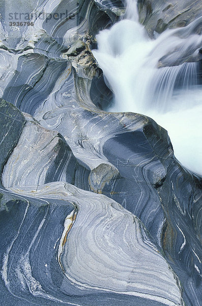 Stromschnelle und marmorierte Granit-Felsen im Fluss Isorno  Valle Onsernone  Tessin  Schweiz  Europa