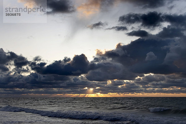 Wolken und Sonne am Strand  Neuendorf  Insel Hiddensee  Mecklenburg-Vorpommern  Deutschland  Europa