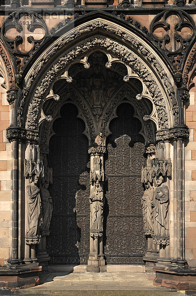 Seitentor  Hauptfassade der Lichfield Kathedrale  Decorated Style  englische Gotik  1256-1340  The Close  Lichfield  England  Großbritannien  Europa