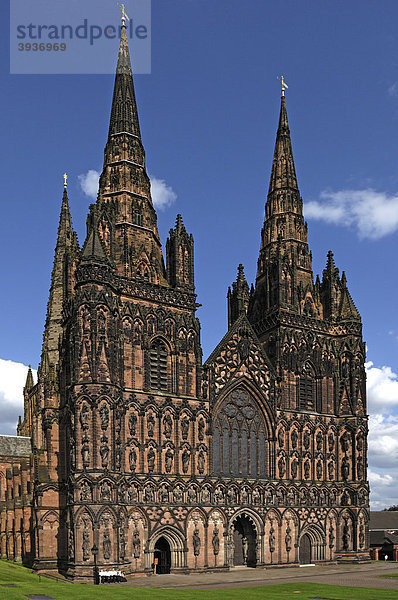 Hauptfassade der Lichfield Kathedrale  Decorated Style  englische Gotik  1256-1340  The Close  Lichfield  Staffordshire  England  Großbritannien  Europa