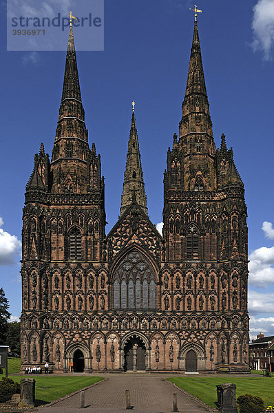 Hauptfassade der Lichfield Kathedrale  Decorated Style  englische Gotik  1256-1340  The Close  Lichfield  Staffordshire  England  Großbritannien  Europa