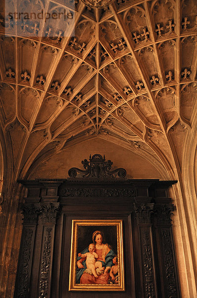 Kreuzgewölbe mit Mariengemälde in einer Seitenkapelle der King's College Chapel  gegründet 1441 von König Heinrich VI.  King's Parade  Cambridge  Cambridgeshire  England  Großbritannien  Europa