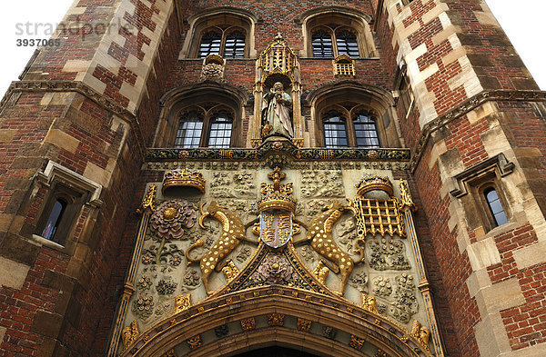 Detail des dekorativen Eingangstors  St. Johns College  1511 von Lady Margaret Beaufort gegründet  Bridge Street  Cambridge  Cambridgeshire  England  Großbritannien  Europa