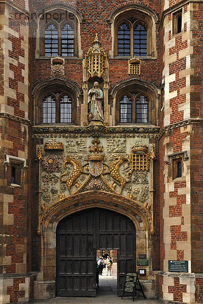 Detail des Eingangstors des St. Johns Colleges  1511 von Lady Margaret Beaufort gegründet  Bridge Street  Cambridge  Cambridgeshire  England  Großbritannien  Europa