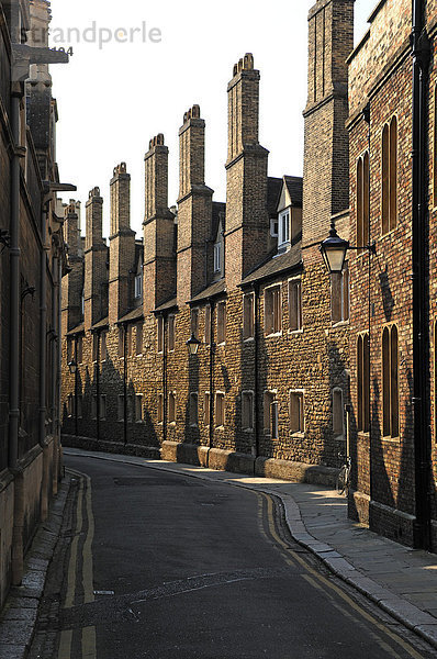 Menschenleere Gasse mit alten Häusern und Kaminschornsteinen  Trinity Lane  Cambridge  Cambridgeshire  England  Großbritannien  Europa
