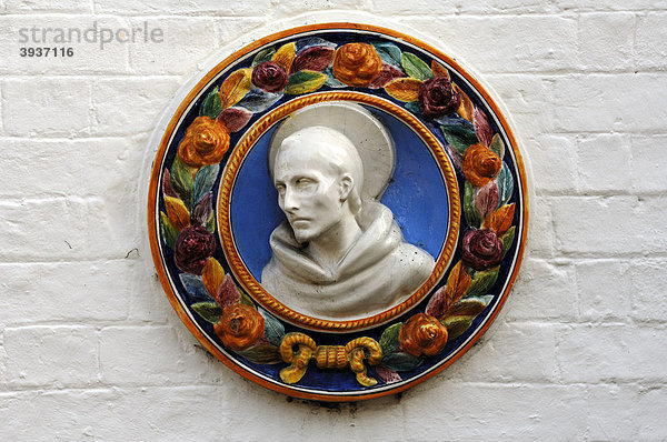 Keramikfigur des heiligen Franziskus an einem Gemeindehaus  High Street  Hemingford Grey  Cambridgeshire  England  Großbritannien  Europa