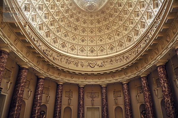 Detail der ornamentreichen Kuppel im Empfangssaal der Stowe School  Privatschule seit 1923  Architektur von 1770  Klassizismus  Stowe  Buckingham  Buckinghamshire  England  Großbritannien  Europa