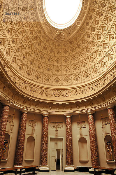 Dekorative Empfangshalle mit Kuppel  Detail der Stowe School  Privatschule seit 1923  Architektur von 1770  Klassizismus  Stowe  Buckingham  Buckinghamshire  England  Großbritannien  Europa