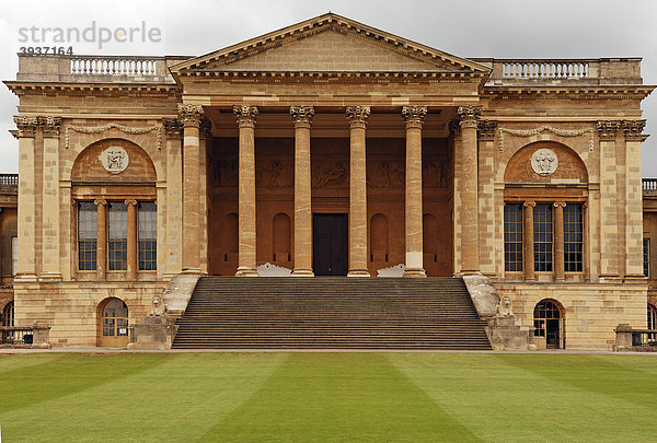 Hauptgebäude von der Parkseite der Stowe School  Privatschule seit 1923  Architektur von 1770  Klassizismus  Stowe  Buckingham  Buckinghamshire  England  Großbritannien  Europa