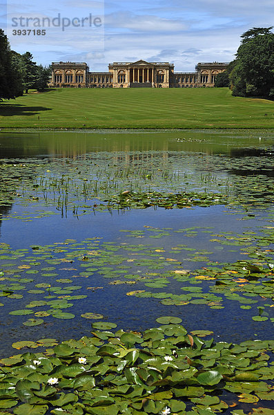 Stowe Gartenlandschaft  vorne Octagon Lake  hinten Stowe School  Schule seit 1923  Architektur von 1770  Klassizismus  Stowe  Buckingham  Buckinghamshire  England  Großbritannien  Europa