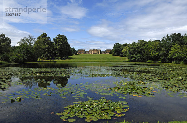 Stowe Gartenlandschaft  vorne Octagon Lake  hinten Stowe School  Schule seit 1923  Architektur von 1770  Klassizismus  Stowe  Buckingham  Buckinghamshire  England  Großbritannien  Europa