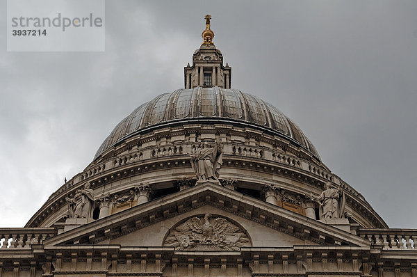 Kuppel von der St. Paul's Cathedral bei bewölktem Himmel  St. Paul's Churchyard  London  England  Großbritannien  Europa