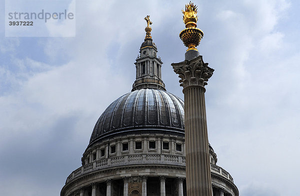 Kuppel von der St. Paul's Cathedral  vorne Säule auf dem Warwick Court  London  England  Großbritannien  Europa