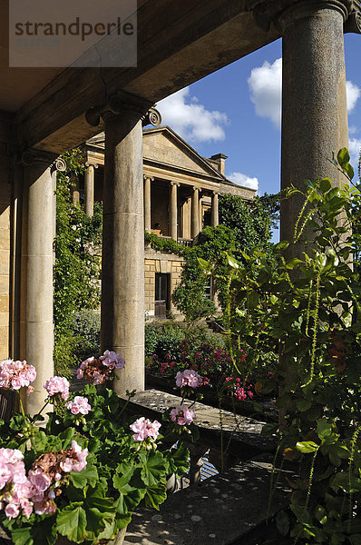 Gebäude mit Säulen von Kiftsgate Court Gardens  Ende des 19. Jhd.  Mickleton  Chipping Campden  Gloucestershire  England  Großbritannien  Europa