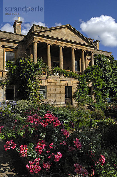 Gebäude mit Säulen von Kiftsgate Court Gardens  Ende des 19. Jhd.  Mickleton  Chipping Campden  Gloucestershire  England  Großbritannien  Europa