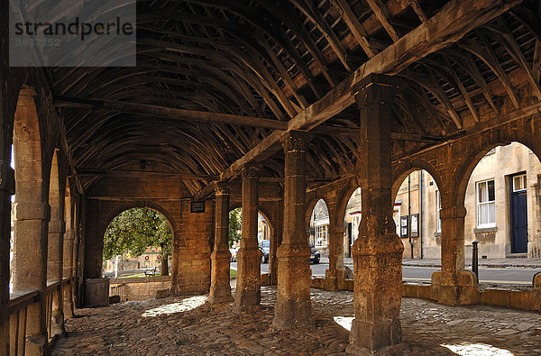 Alte Markthalle mit hölzerner Dachkonstruktion The Old Market Hall   1627  High Street  Chipping Campden  Gloucestershire  England  Großbritannien  Europa