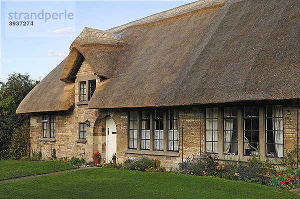 Altes reetgedecktes Wohnhaus  Middle Lane  Armscote  Warwickshire  England  Großbritannien  Europa