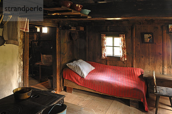 Schlafkammer in einem Bauernhaus 1860  Freilichtmuseum Glentleiten  Glentleiten 4  Großweil  Oberbayern  Deutschland  Europa
