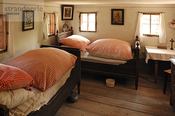 Schlafkammer in einem Bauernhaus  1860  Freilichtmuseum Glentleiten  Glentleiten 4  Großweil  Oberbayern  Deutschland  Europa