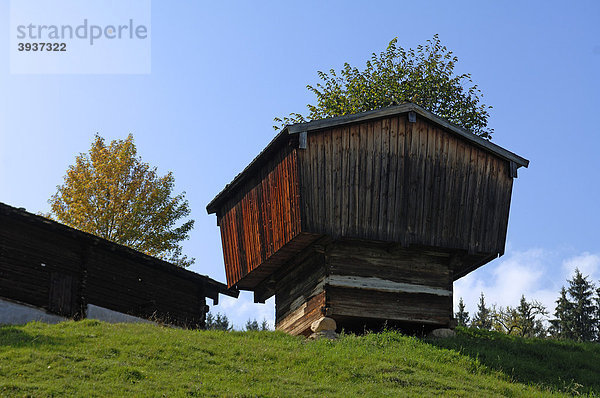 Kornkasten  1864  aus Ramsau  Berchtesgadener Land  Freilichtmuseum Glentleiten  Glentleiten 4  Großweil  Oberbayern  Deutschland  Europa