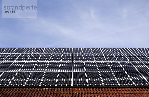 Photovoltaikanlage auf dem Dach eines Bauernhofes  Haidhof  Oberfranken  Bayern  Deutschland  Europa